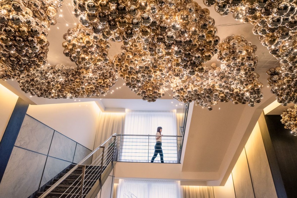 Osm tisíc baněk na jednom místě: Lanterna překvapuje návštěvníky nevšední výzdobou